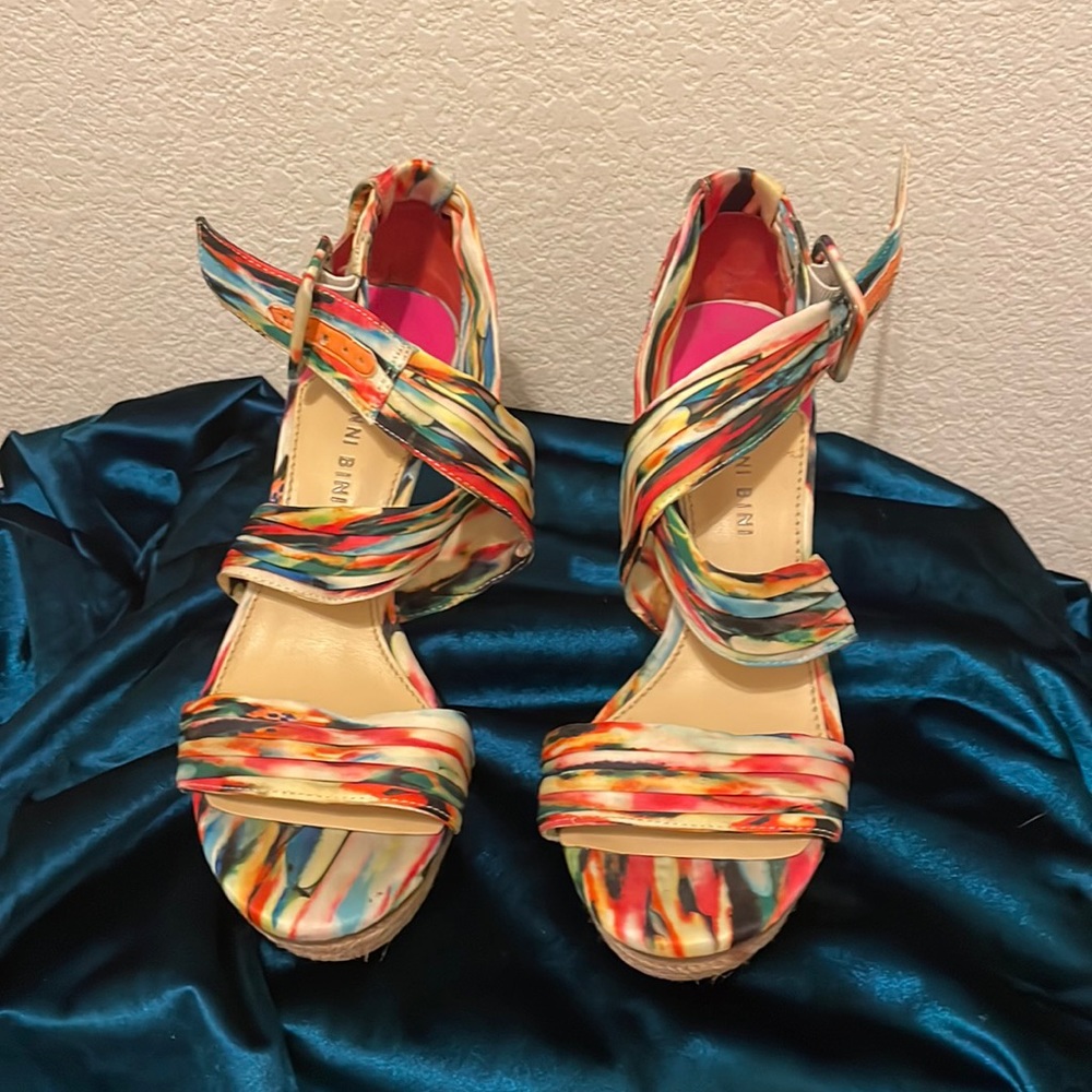 Size 8.5 Gianni Bini multicolored heels